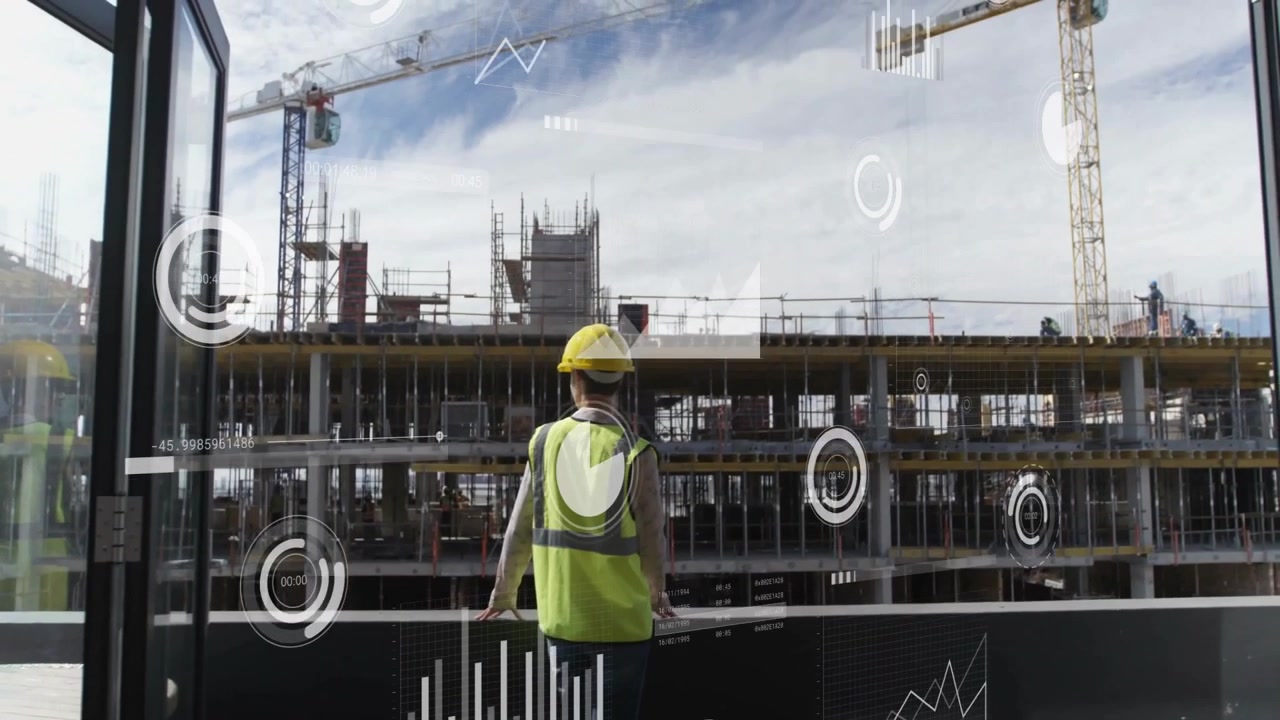 Supervisor melangkah ke platform, bersandar pada pagar, memantau konstruksi dengan grafik animasi.