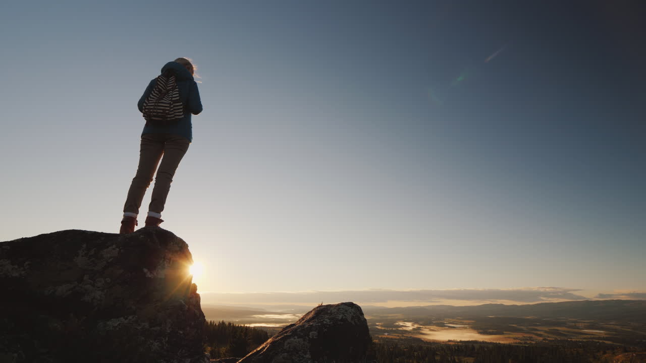 mujer turista en la cima de la montaña al amanecer gente activa y saludable viaja en noruega