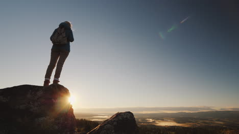 Touristin-Auf-Dem-Gipfel-Des-Berges-Bei-Sonnenaufgang-Aktive-Und-Gesunde-Menschen-Reisen-In-Norwegen