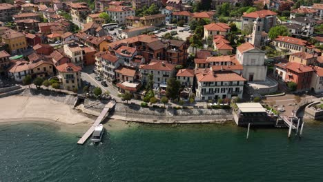 Aufnahme-Einer-Luftdrohnenaufnahme-Des-Lago-Maggiore-An-Einem-Sonnigen-Tag