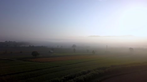 Campo-De-Toscana-Italia-En-La-Mañana-Con-Niebla-Espesa,-Drone-Aéreo-Pan-derecha-Revela-Disparo