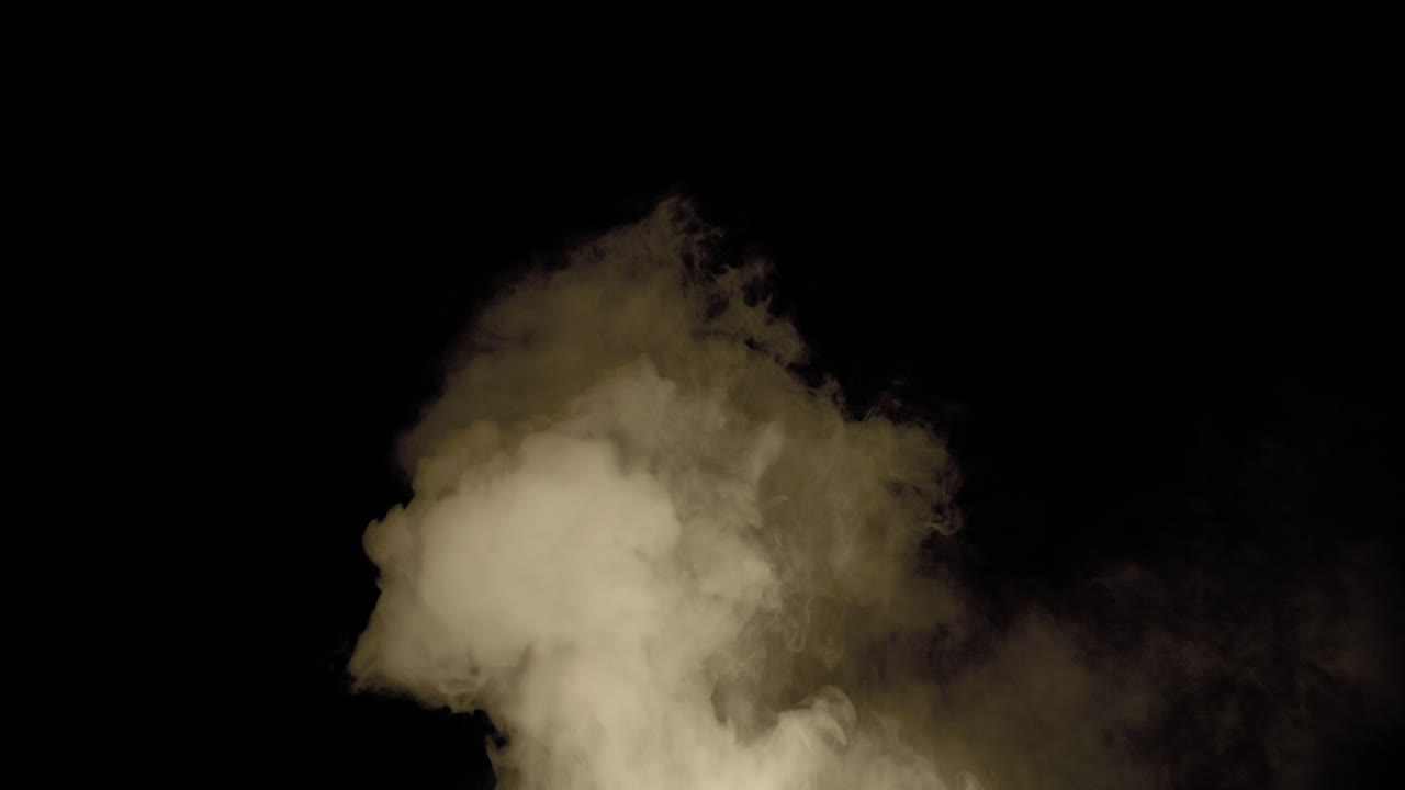 연기가 위로 떠올라 화면을 가득 채우고 시 ⁇ 레이션된 불빛이  ⁇ 스합니다.