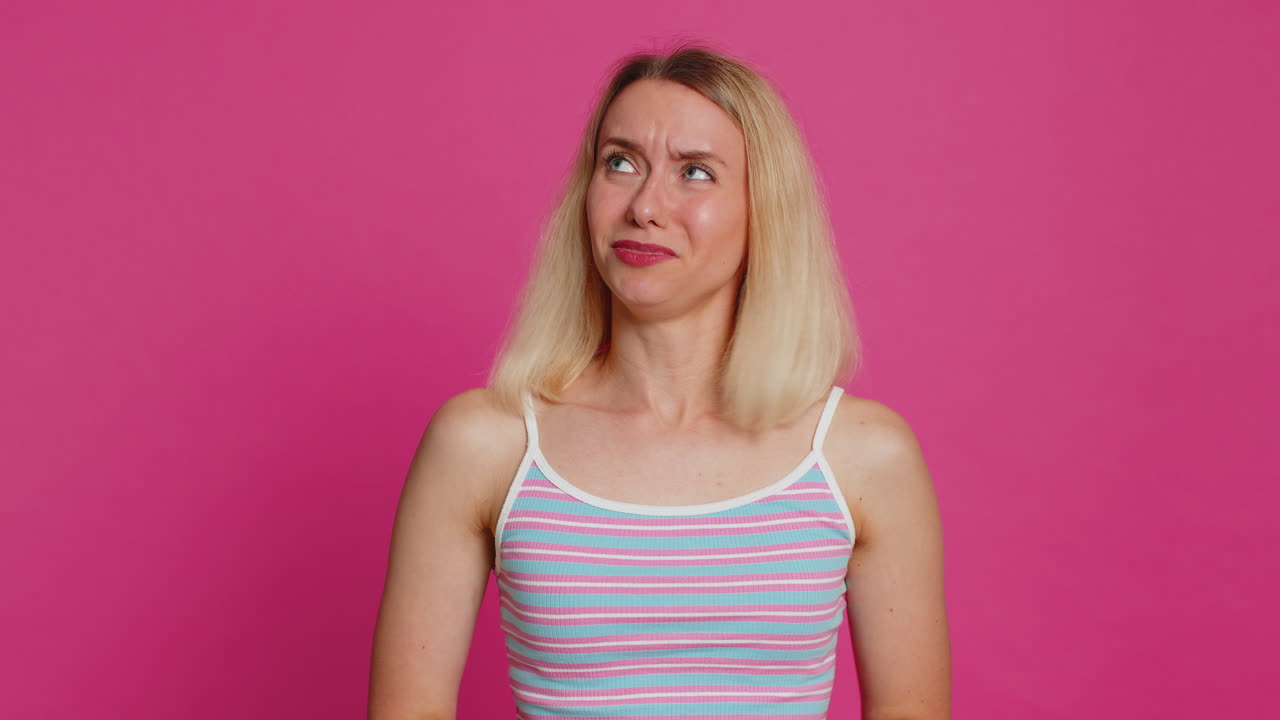 molesta mujer decepcionada se limpia las lágrimas llora de desesperación, de tristeza por cosas injustas