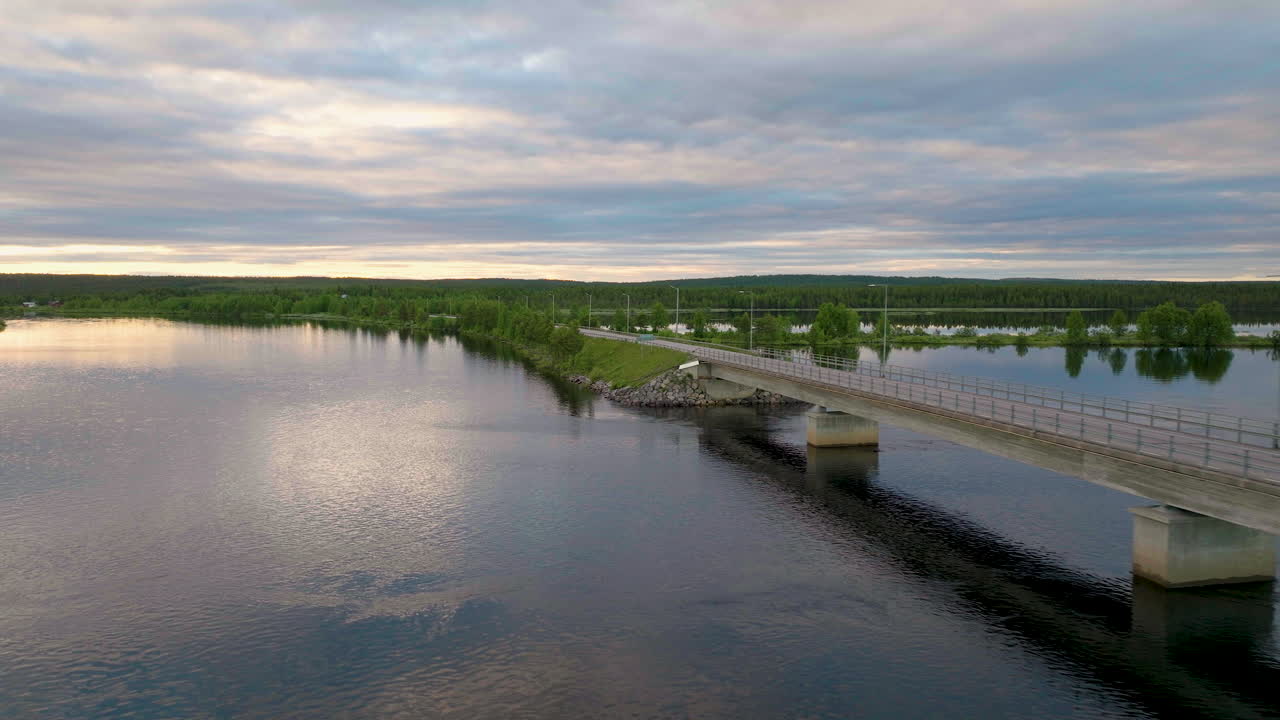 Bro over naturskøn flod i Lapland, Nordsverige