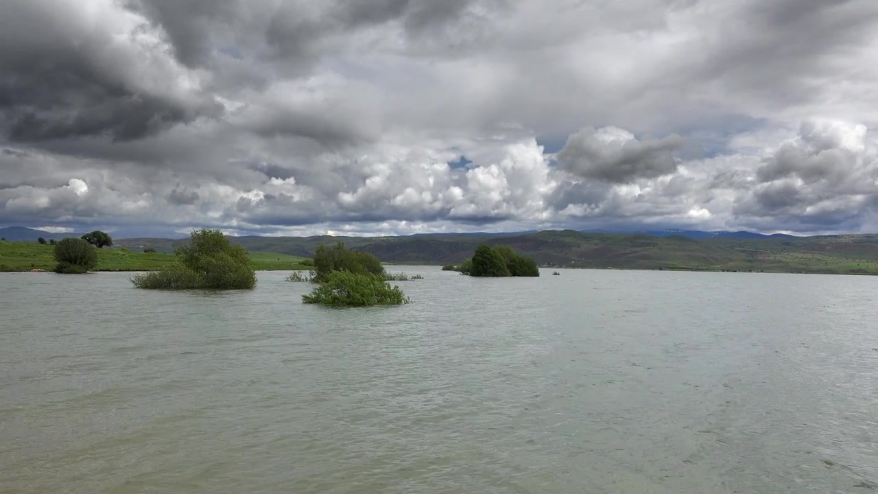 Malebný pohled na klidné jezero pod zataženou oblohou