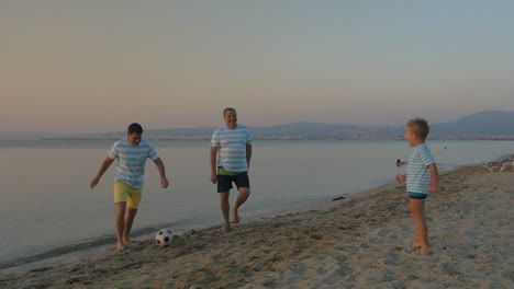 Equipo-De-Fútbol-Familiar-Jugando-En-La-Playa