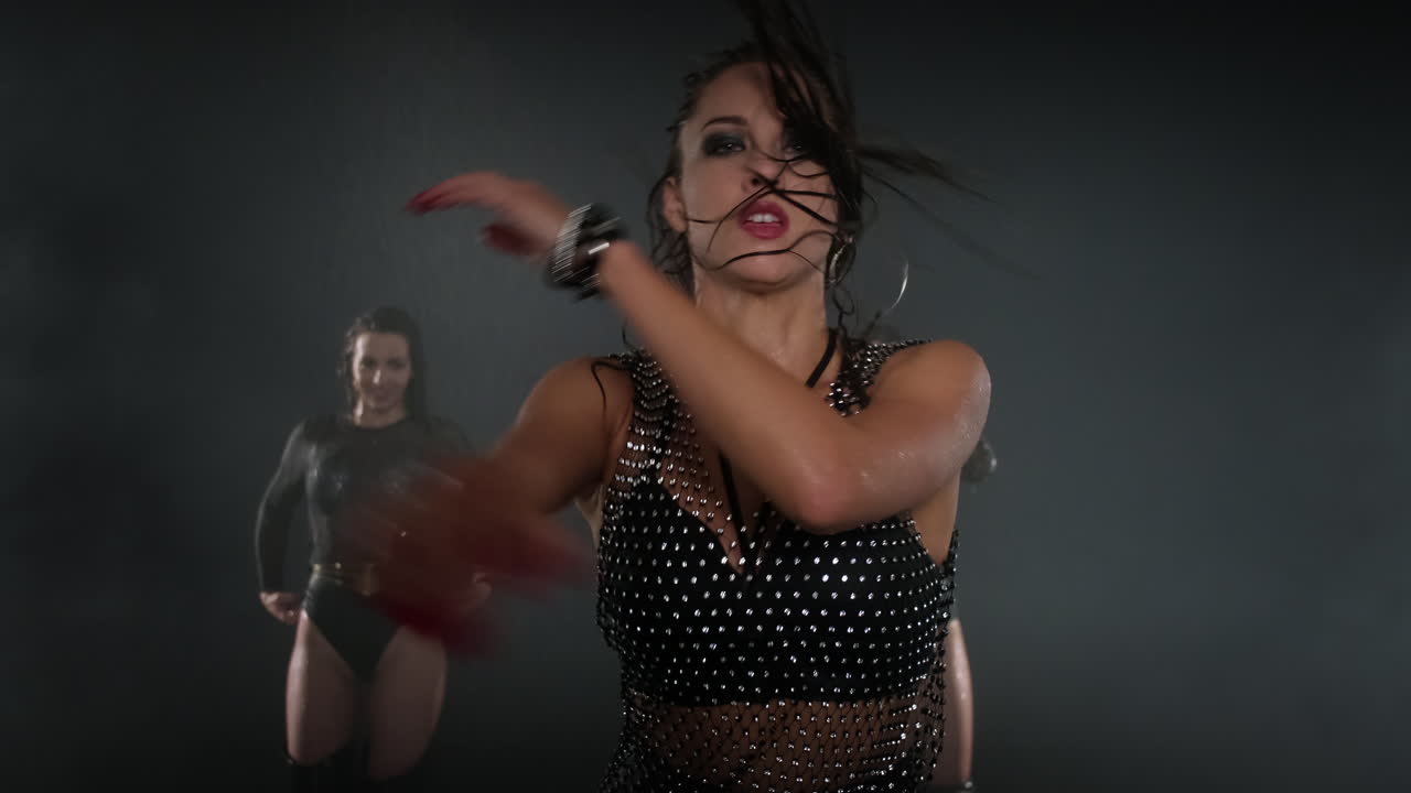 두 여성의 은 춤 공연