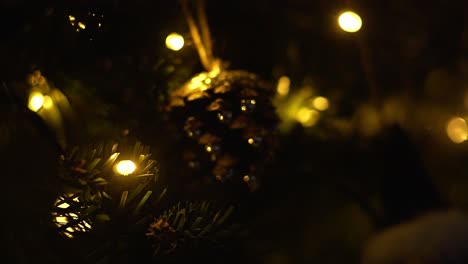 cono colgando del árbol de navidad durante la noche cuando las luces están encendidas