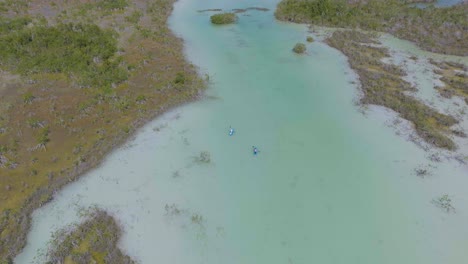 Gente-Haciendo-Kayak-En-Las-Aguas-Tropicales-De-México-De-Bacalar---Vista-Aérea-De-Drones