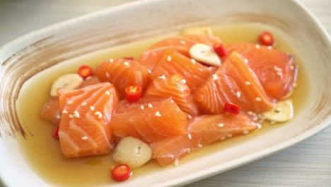 salmón fresco shoyu marinado crudo o salsa de soja en escabeche de salmón - estilo de comida asiática