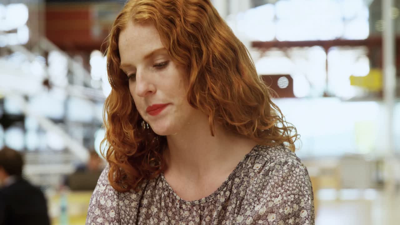 여성이 앉아서 모바일 4k에서 대화를 하고 있습니다.