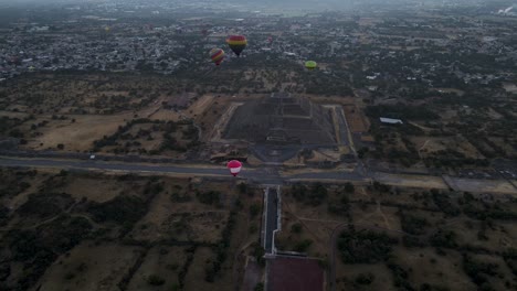 Heißluftballons-Gegen-Den-Himmel-Bei-Sonnenuntergang---Zeitraffer