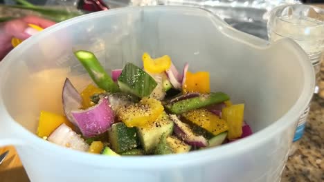 espolvorear hierbas y especias sobre verduras asadas para un festín vegano - cámara lenta