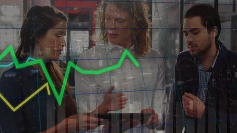 animación del procesamiento de datos financieros sobre diversas personas de negocios en la oficina