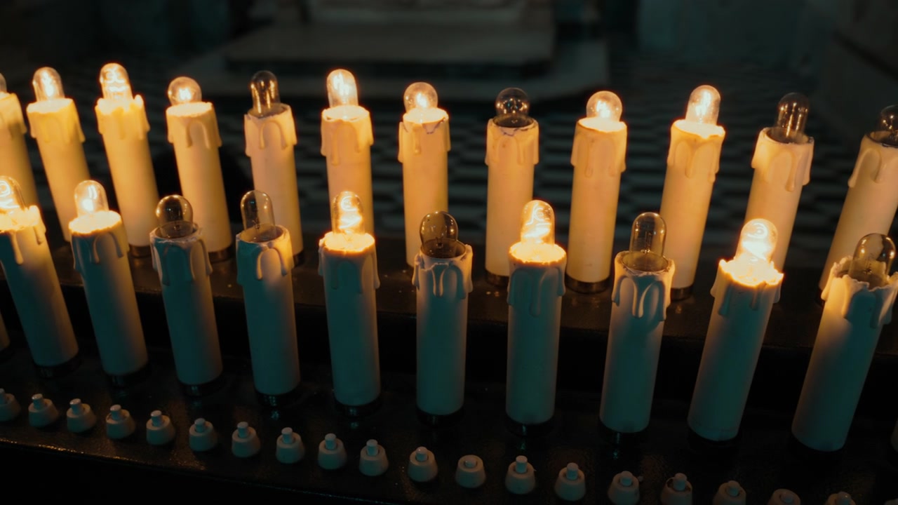 Napoli'deki bir kilisede yakılmış adak mumları