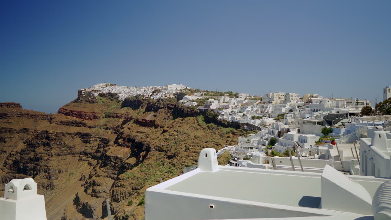 vista panorámica de imerovigli en santorini, grecia en un día soleado