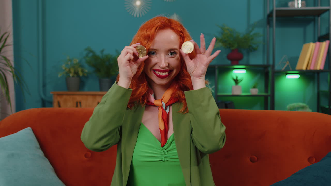 온라인 모니터링 거래를 통해 비트코인을 벌어들이는 소녀 주식 상인 채굴 btc 동전을 보유