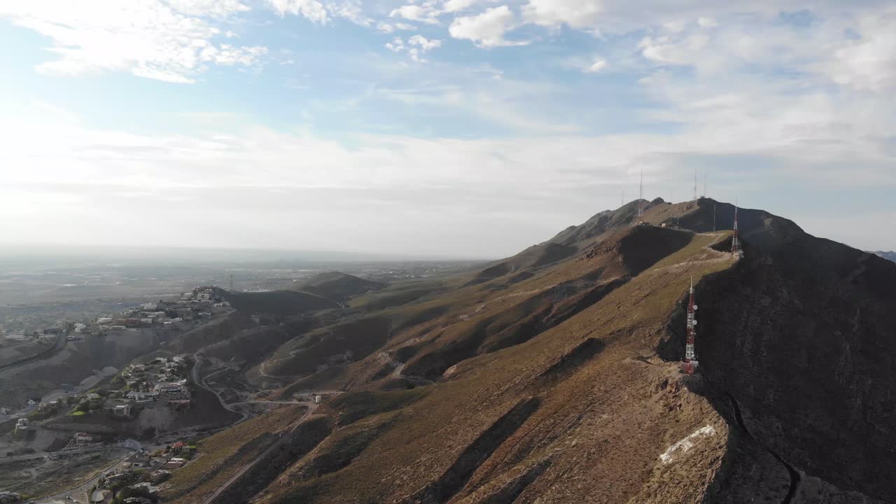 toma aérea de drones del extremo sur de la cordillera de franklin, parte de las montañas rocosas