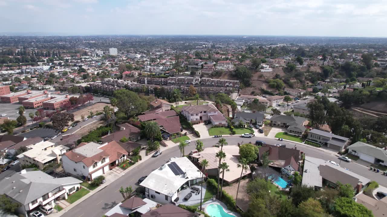 disparo de un dron sobrevolando el barrio de baldwin hills con vistas al distrito de crenshaw, al sur de los angeles, california