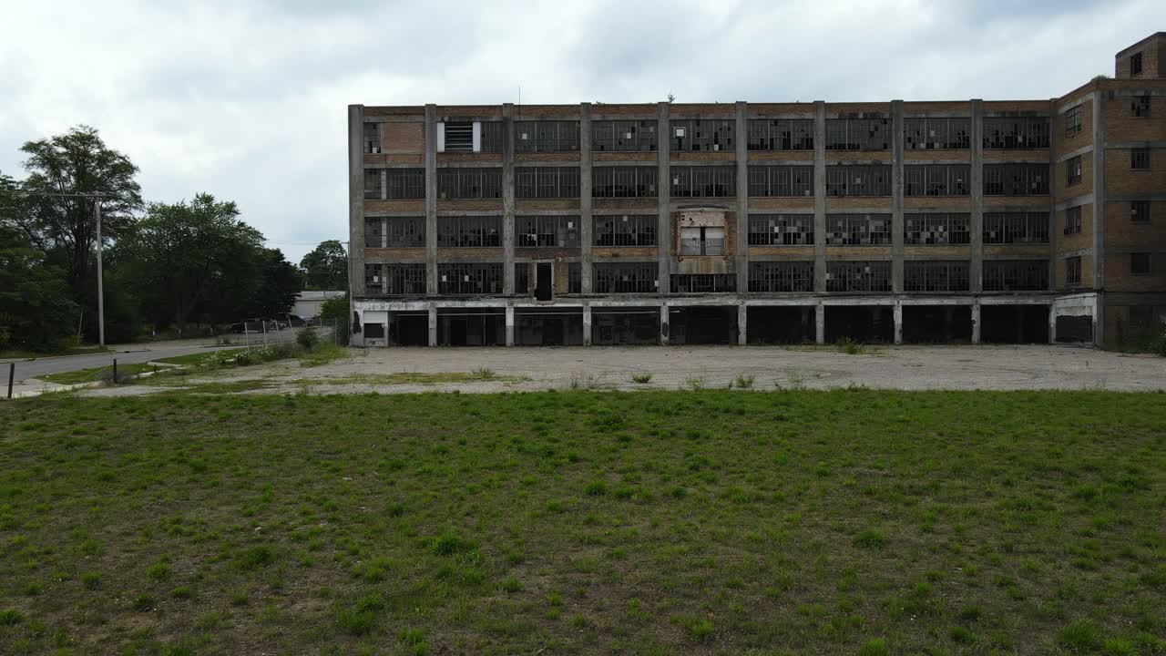 toma de seguimiento hacia atrás de un área industrial abandonada