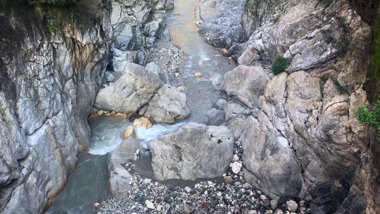 antalya-turquía, valle de kuzdere y estrecho cortado flujo de agua del cañón de koprulu