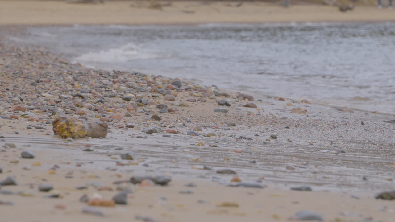 redlowo, gdynia 폴란드의 돌이 많은 해안선 위로 돌진하는 파도