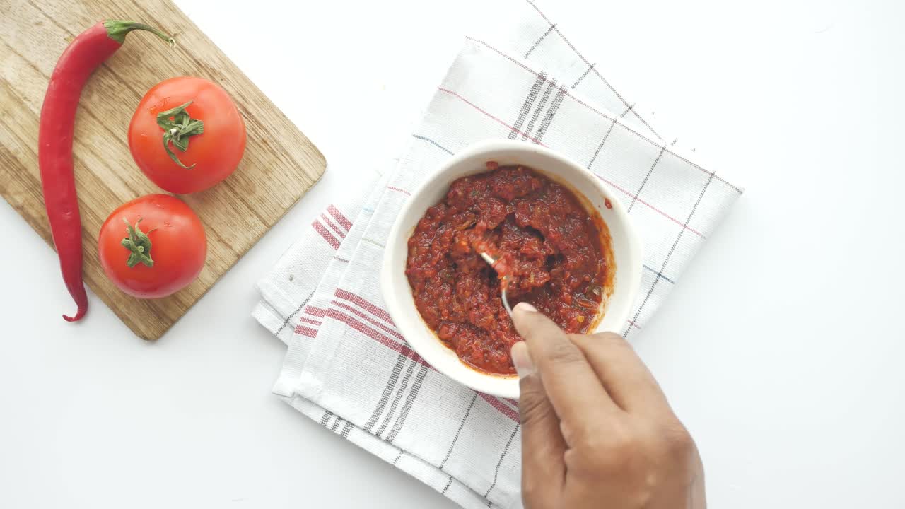 pasta de tomate en un frasco con tomate fresco en la mesa