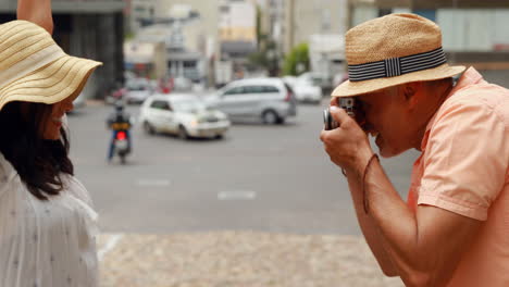 hombre tomando una foto de una mujer
