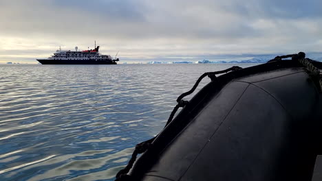 zodiac viajando de regreso al barco en los fiordos de groenlandia