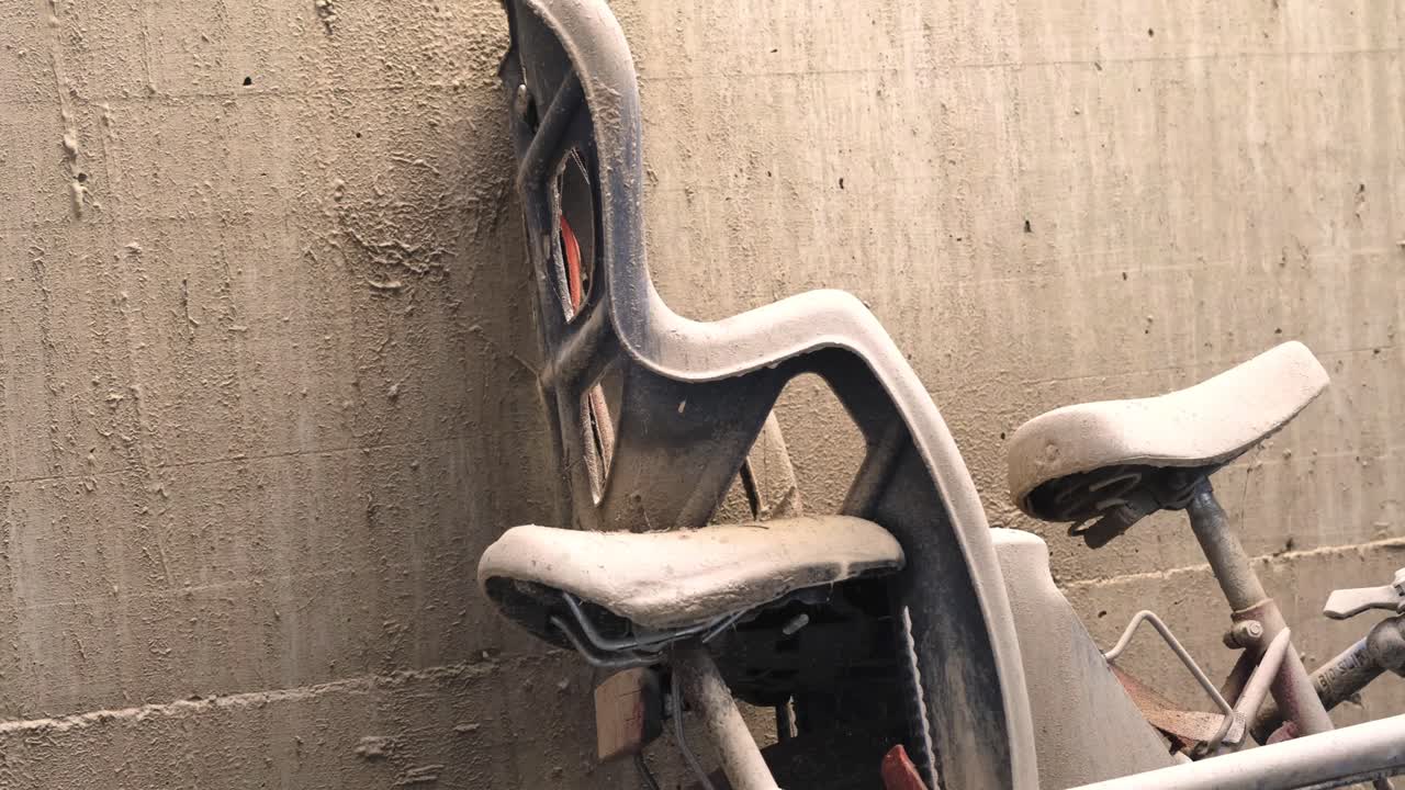 dos bicicletas abandonadas dejadas apoyadas en un arenal