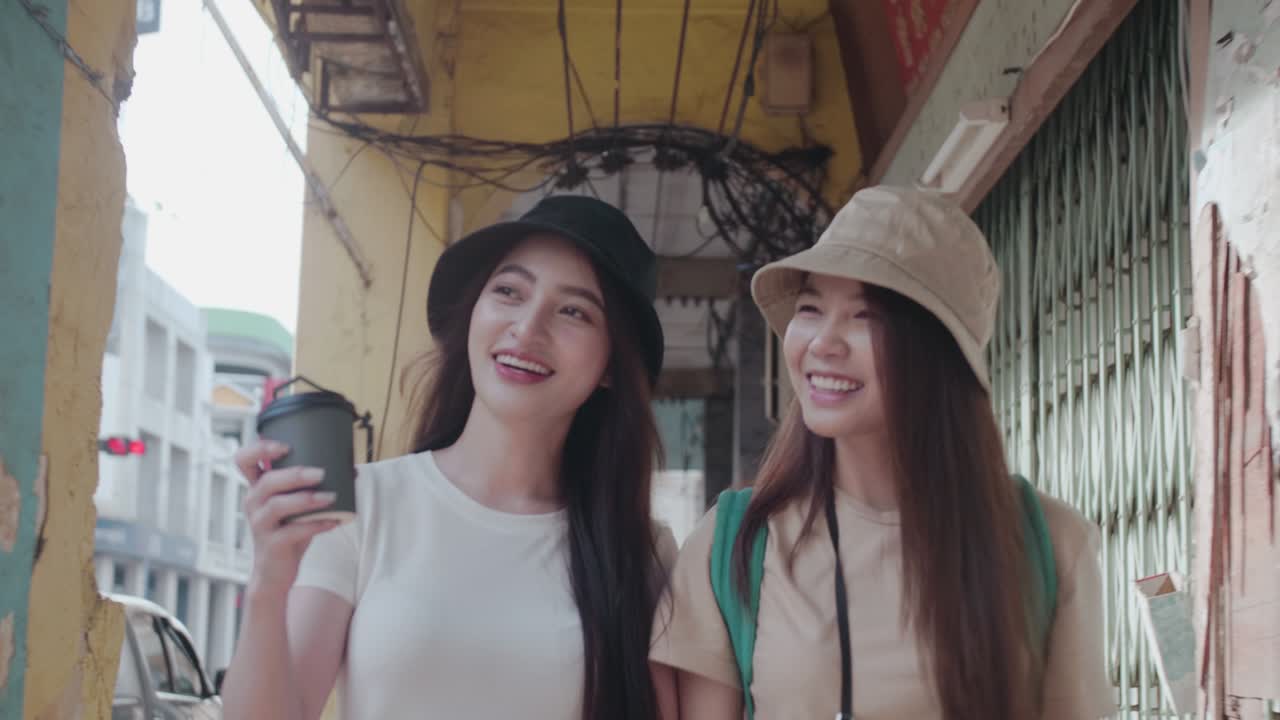 젊은 아름다운 아시아 관광 커플 여행 개념.