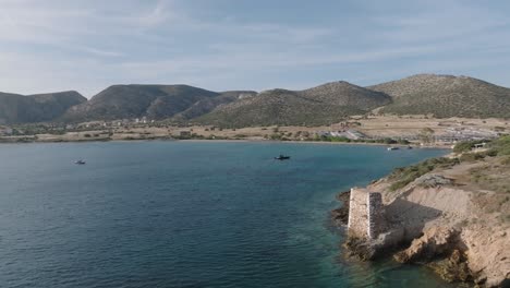 vuelo aéreo a lo largo de la costa de la isla de patróklos durante un día soleado en grecia