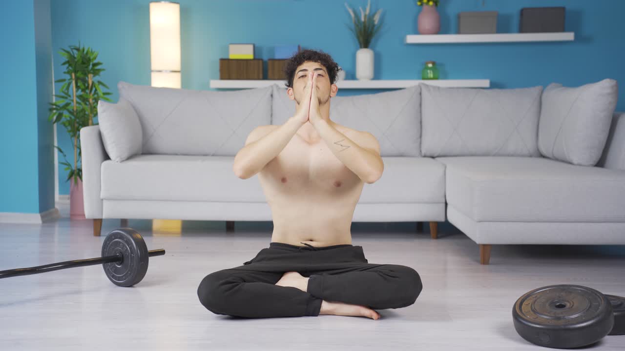 joven atleta haciendo deportes meditando. estilo de vida saludable.