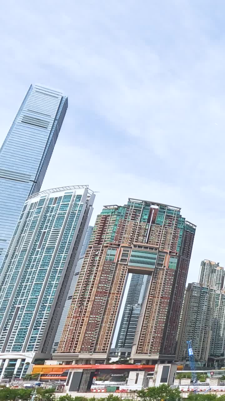 Edifícios e guindastes na orla de Hong Kong