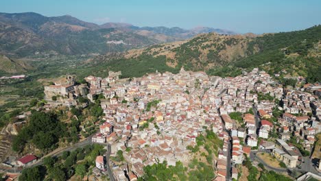 pueblo de montaña castiglione di sicilia en catania, sicilia, italia - antena 4k