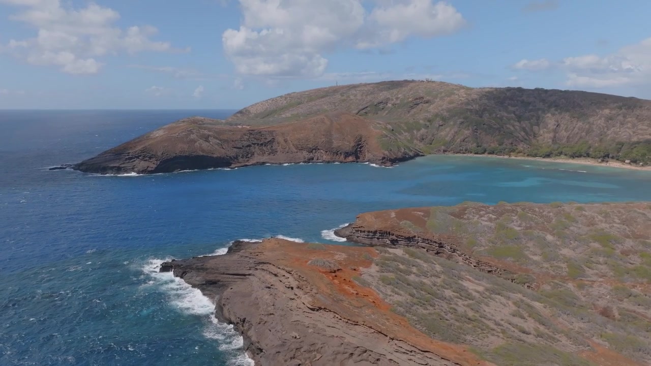 Vista aerea della costa rocciosa e di Hanauma Bay a Oahu, Hawaii
