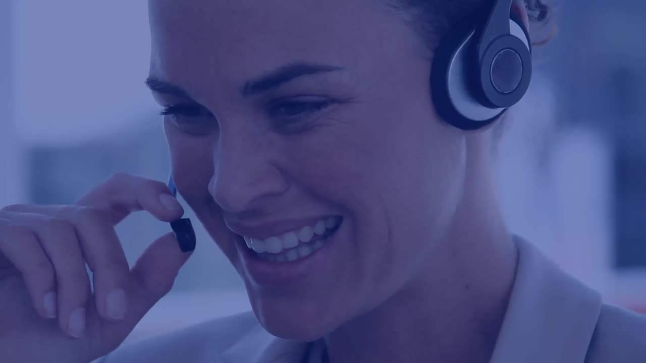 Animazione di elementi di circuito stampato su una donna d'affari che usa una cuffia telefonica