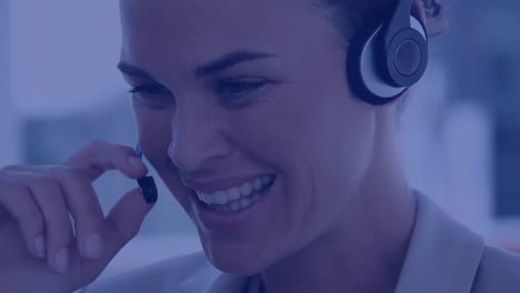 animación de elementos de placa de circuito sobre mujer de negocios usando auriculares de teléfono
