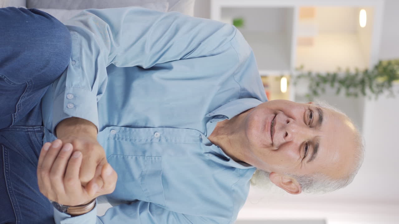 긍정적인 방식으로 고개를 끄덕이는  ⁇ 은이의 수직 비디오.