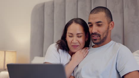 pareja, computadora y relajarse en la cama con películas