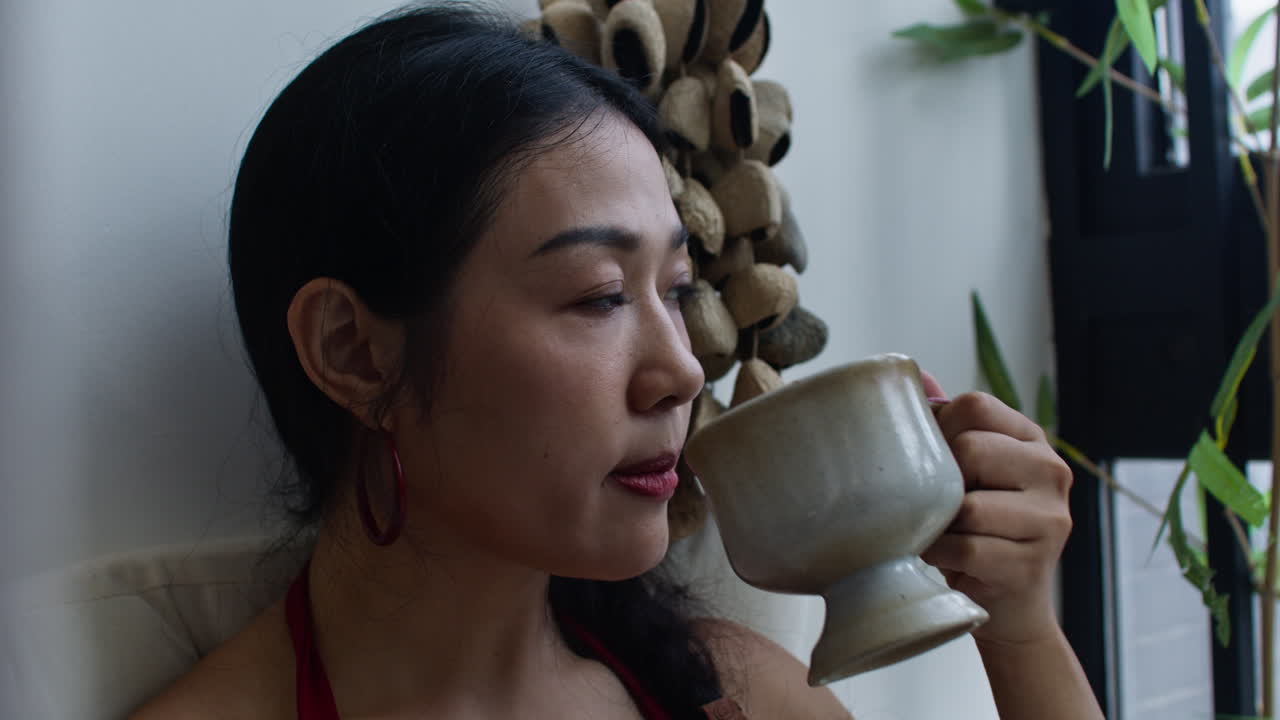 커피를 마시는 여자