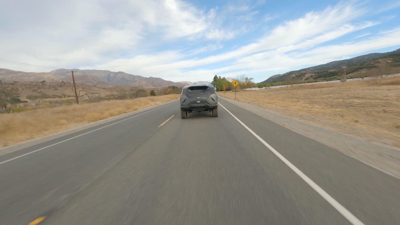disparo acrobático de drones fpv persiguiendo un coche de policía con luces intermitentes a través del desierto