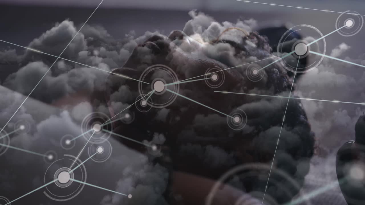 체육관에서 누워있는 피곤한 아프리카계 미국인 여성 위에 연결된 점과 어두운 구름의 애니메이션