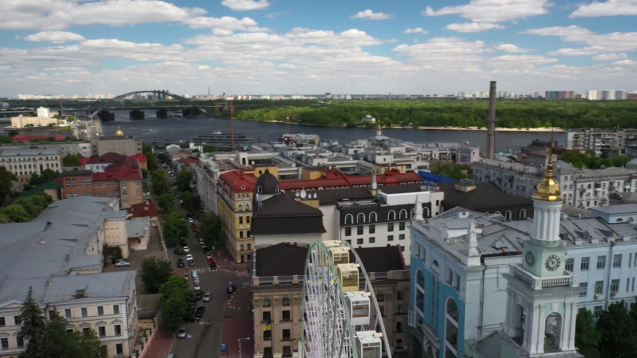 vista aérea del paisaje de la ciudad de kyiv con la rueda gigante y el río