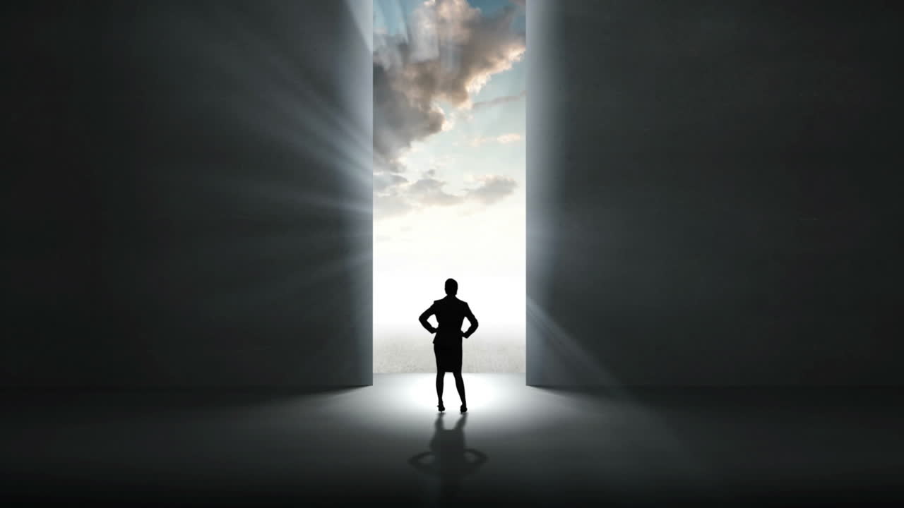 파란 하늘을 바라보는 사업가