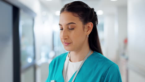 Mujer-Feliz,-Doctora-Y-Sonrisa-En-El-Hospital.