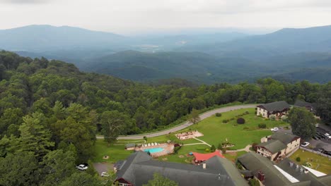 Video-De-Drones-De-4k-De-La-Vista-De-Las-Montañas-Humeantes-Desde-El-Resort-En-Little-Switzerland,-Nc-El-Día-De-Verano