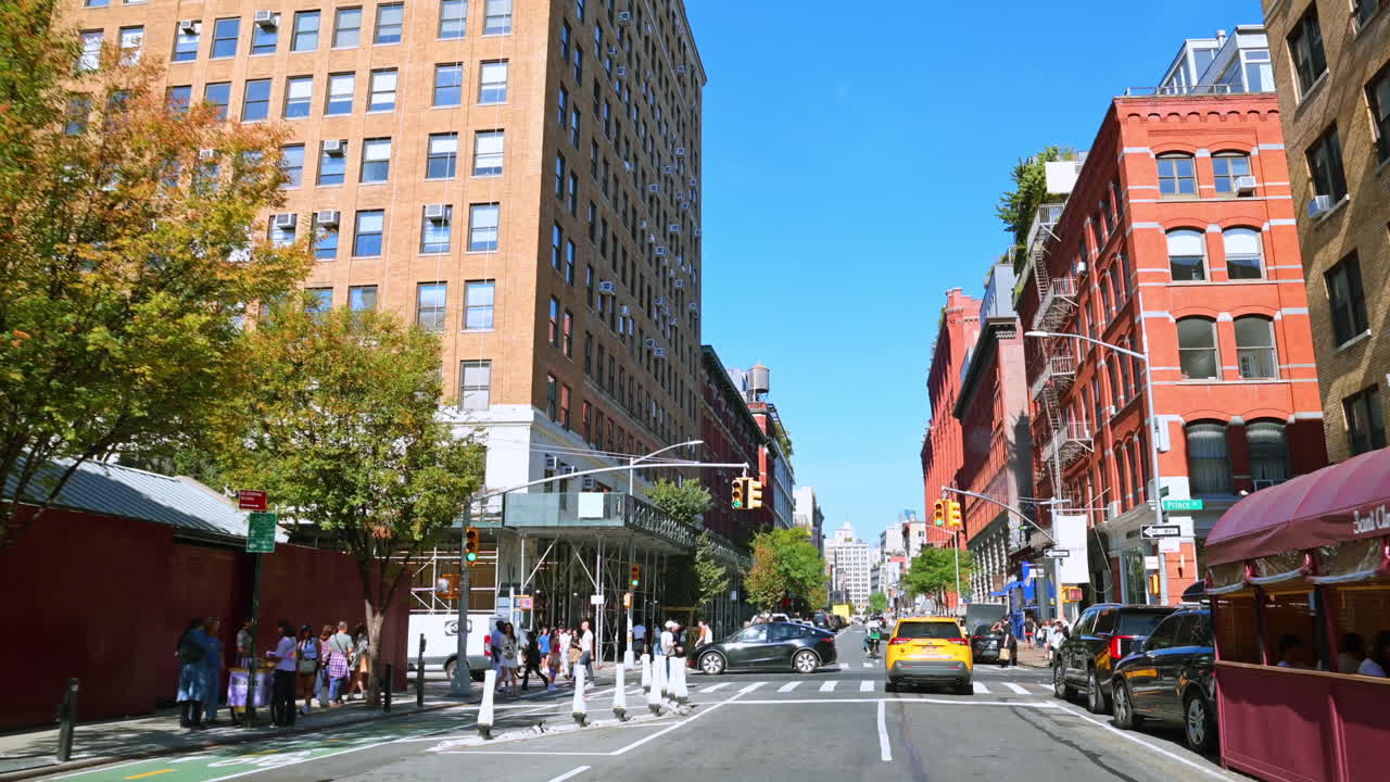 New York, USA, 9 agosto 2025: cartellone pubblicitario Dior e vita di strada a SoHo, Manhattan, New York. Scena di strada a SoHo con cartellone pubblicitario Dior, auto e pedoni a Manhattan, New York