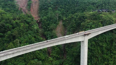 Vehículos-Circulando-Por-El-Puente-Agas-agas-En-El-Sur-De-Leyte,-El-Puente-Más-Alto-De-Filipinas---Toma-Aérea-De-Drones