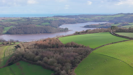 Campo-Del-Sur-De-Devon-Y-Vista-De-Drones-Sobre-El-Río-Dart-Hacia-La-Costa-De-Paignton